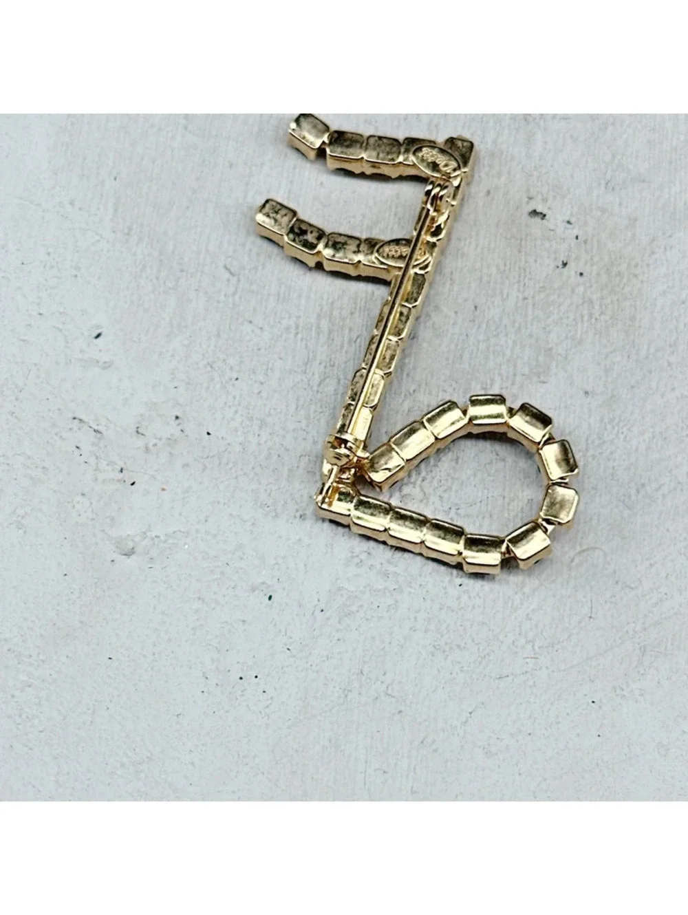 380u. Vintage Black Music Note Brooch
